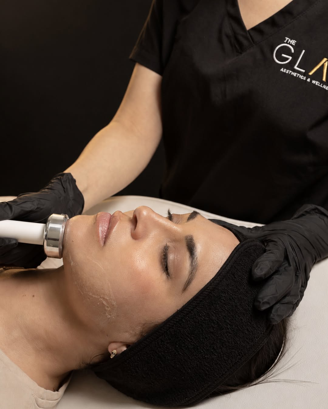 Cosmetóloga realizando un tratamiento facial